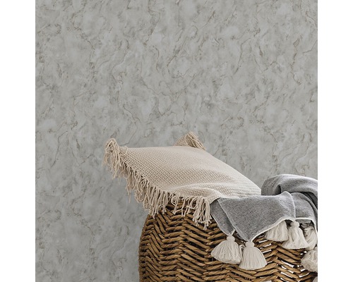 Tapet med marmorlook, med kudde och filt i en korg