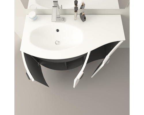 Tvättställ med underskåp och öppna dörrar.