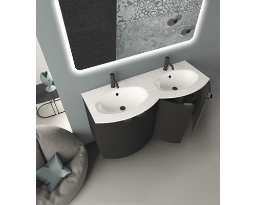 Dubbelhandfat med underskåp och belyst spegel i badrummet.