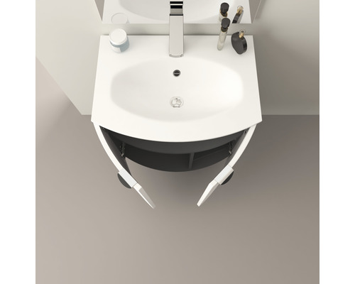 Foto av ett handfat med öppet underskåp i ett badrum.