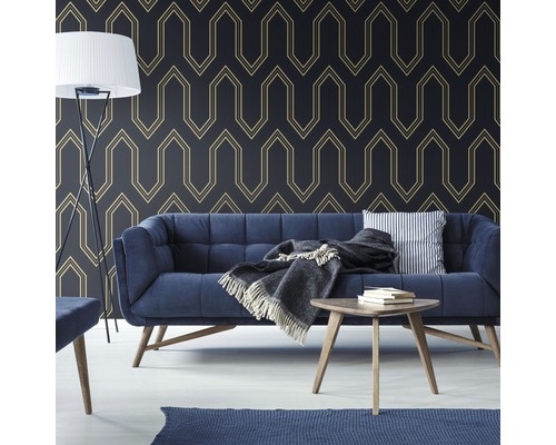 Vardagsrum med blå soffa, golvlampa och mönstrad tapet