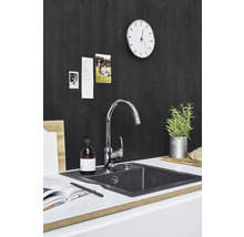 Köksscen med diskho, armatur och dekoration på en köksbänk