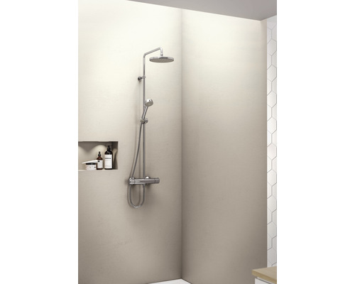 Dusch med duschhuvud och handdusch i ett ljust badrum.