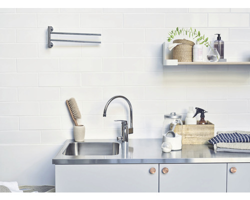 Tvättstuga med diskho, armatur, handdukshängare, hylla och tvättutrustning