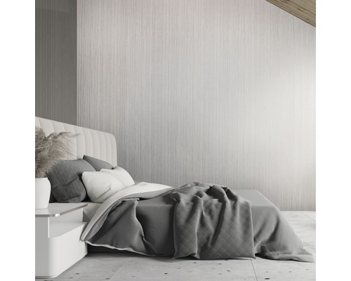 Sovrum med säng, sängbord och dekorativ väggbeklädnad för en lugn atmosfär.