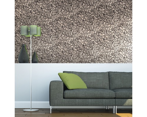 Vardagsrum med grå soffa och mönstrad tapet med blomdesign