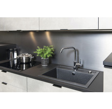 Diskho med blandare, kastrull och kryddkvarn på köksbänken.