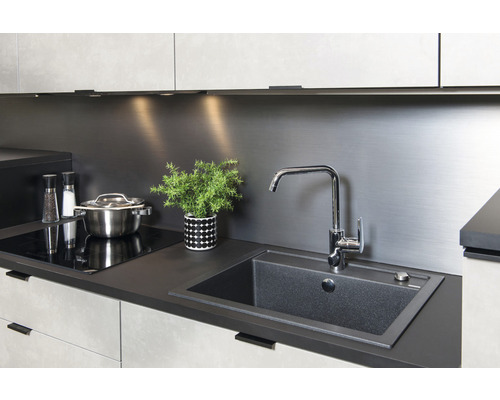 Diskho med blandare, kastrull och kryddkvarn på köksbänken.