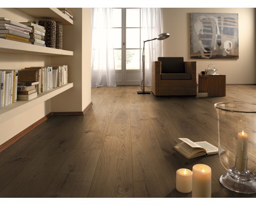 Vardagsrum med trägolv, bokhylla och läshörna