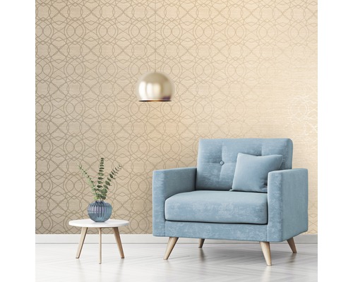 Vardagsrum med mönstrad tapet, fåtölj, sidobord och hänglampa