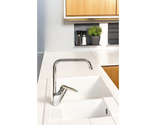 Diskho med blandare och förvaringsutrymme för kryddor och växter.