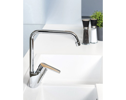 Köksblandare av metall på diskbänk