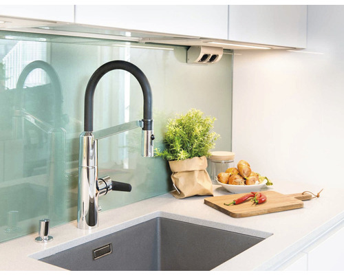 Köksscen med diskbänksblandare, diskho och livsmedel på bänkskivan