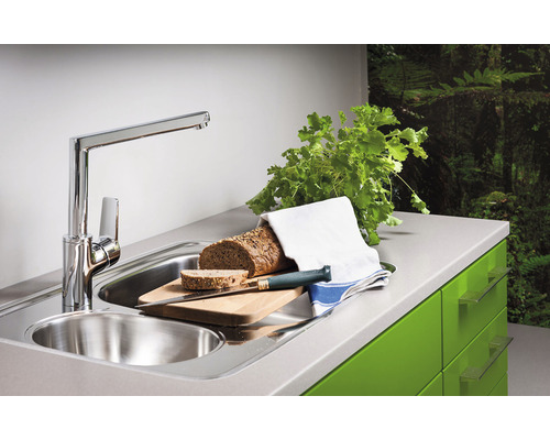 Diskho med blandare, bröd, skärbräda och örter på en bänkskiva