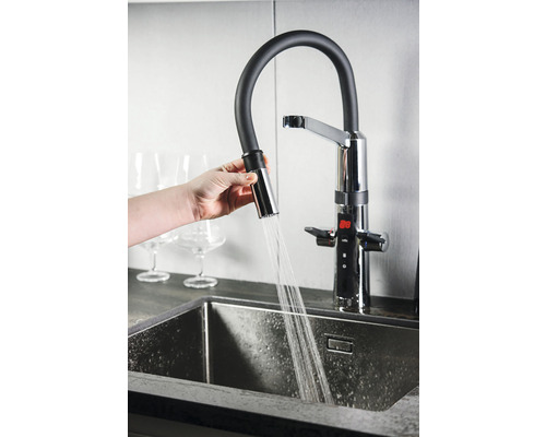 Köksblandare med utdragbar dusch och vattenstråle i diskhon.