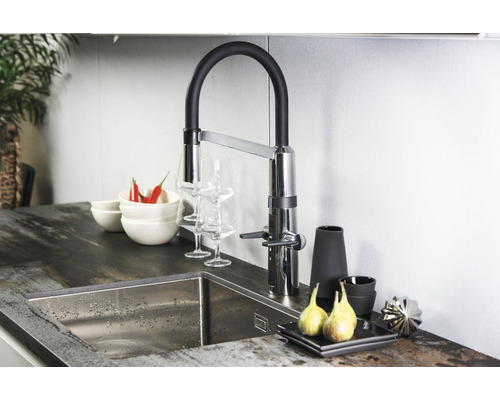 Diskho med blandare på bänkskiva med dekoration