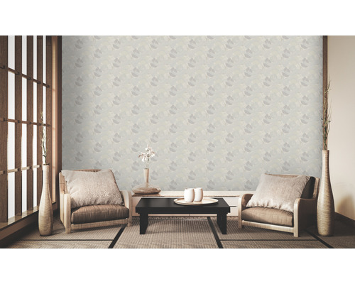 Vardagsrum med mönstrad tapet, fåtöljer och bord