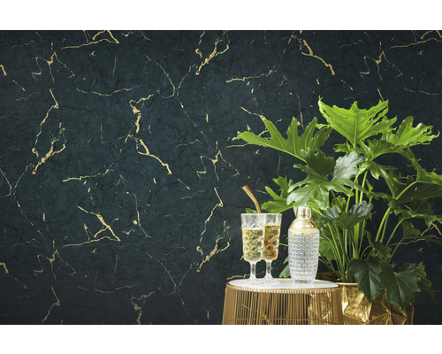 Väggdekoration med marmorlook, dekoration med drycker och växt