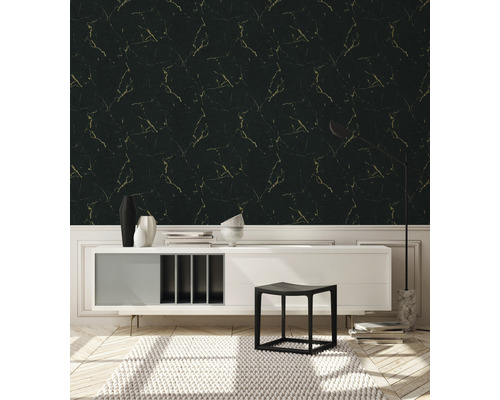 Vardagsrum med svart marmortapet och vita möbler för en elegant atmosfär