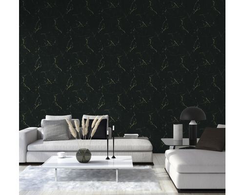 Vardagsrum med svart marmortapet och vita möbler.