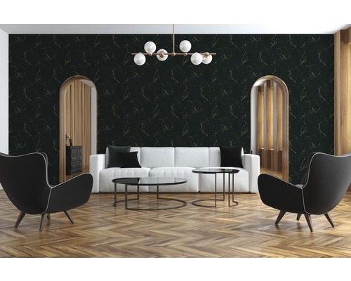 Vardagsrum med svart marmortapet och vita möbler