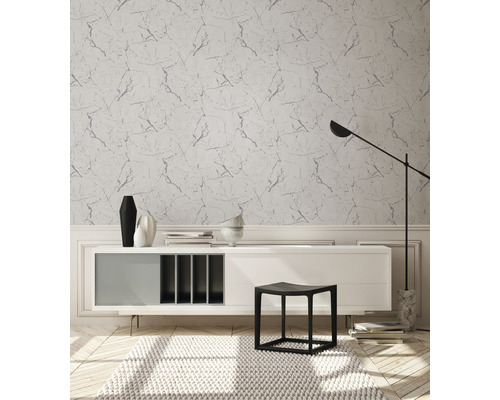 Vardagsrum med marmortapet, skänk, pall och golvlampa