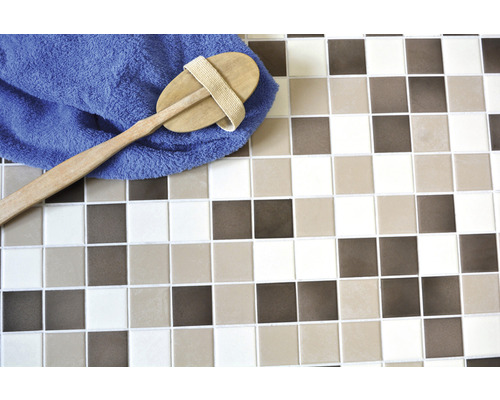 Mosaikplattor med handborste och handduk