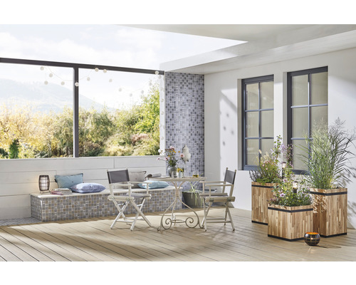 Terrass med sittbänk, bord, stolar och blomlådor