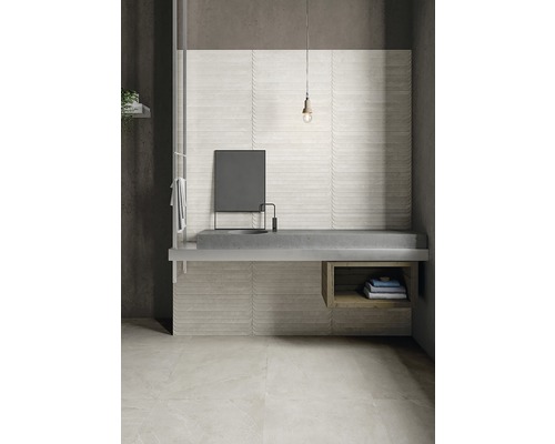 Badrum med handfat, spegel och handdukar på hylla