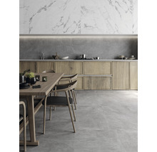 Ljust kök med trädetaljer, matbord och stolar på grått klinkergolv