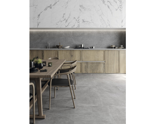 Ljust kök med trädetaljer, matbord och stolar på grått klinkergolv