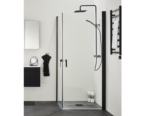 Modernt badrum med duschkabin, handdukstork och tvättställsskåp