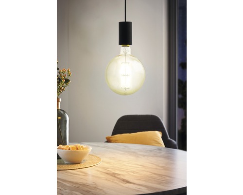 Taklampa EGLO Pozueta 1L svart Dekorativ hänglampa med synlig glödlampa ovanför ett matbord