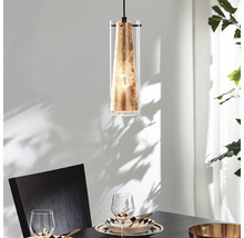 Pendellampa i glas ovanför ett matbord