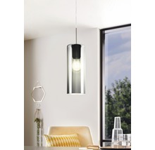 Pendellampa med cylindrisk glasskärm och glödlampa i matsalen