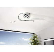 Modern taklampa med böjda former och LED-belysning.