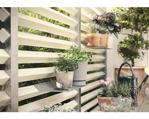 Dekorativ insynsskydd i trä med växter i krukor på en balkong