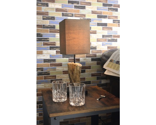 Dekorativ scen med bordslampa, två glas och ett bord