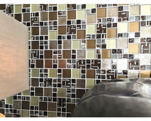 Fyrkantiga mosaikplattor i olika bruna och beige nyanser på en vägg