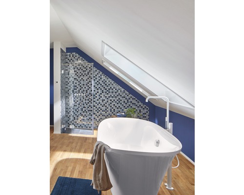 Badrum med badkar, dusch och takfönster i ett hus