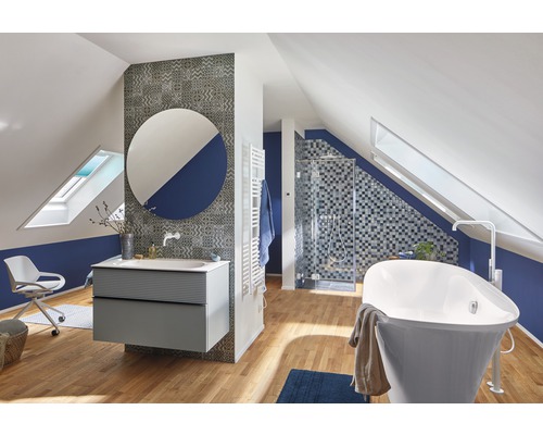 Badrum på vinden med handfat, spegel, badkar och dusch