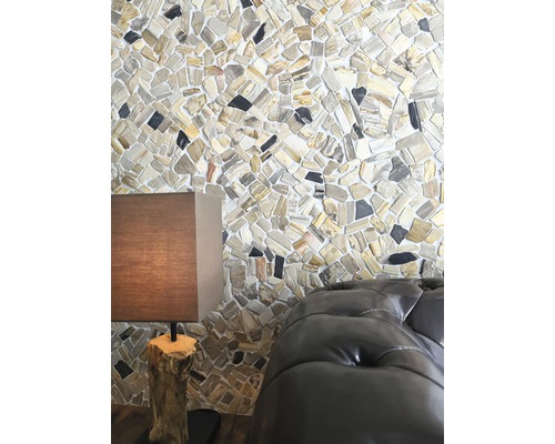 Väggdekoration med naturstensutseende, kombinerat med lampa och lädersoffa