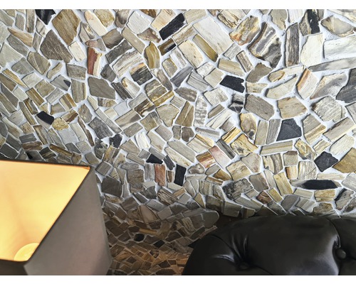 Väggdesign med naturstensutseende och lädersoffa