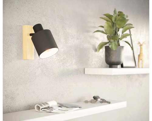 Vägglampa med träsockel och krukväxt på hylla