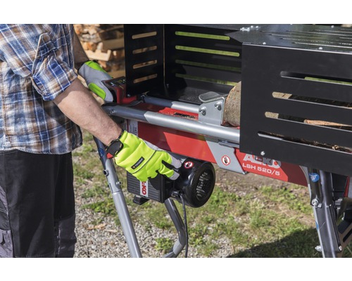 Man använder en vedklyv av märket AL-KO modell LSH 520/5.