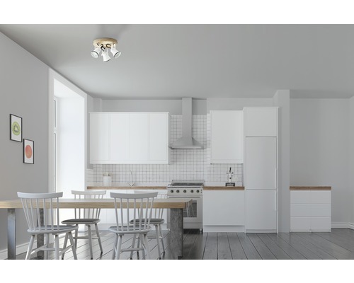 Ljus köksinteriör med matbord och taklampa med tre spotlights