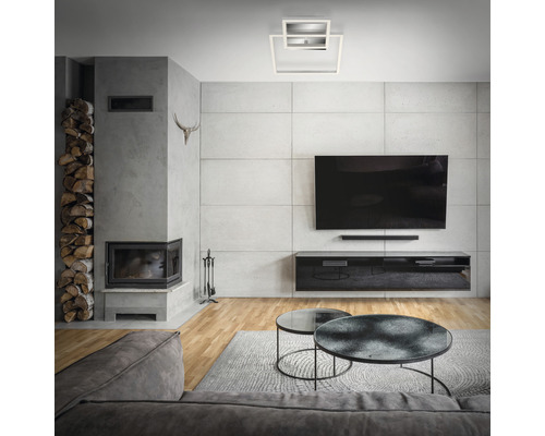 Vardagsrum i modern stil med öppen spis, TV och fyrkantig taklampa