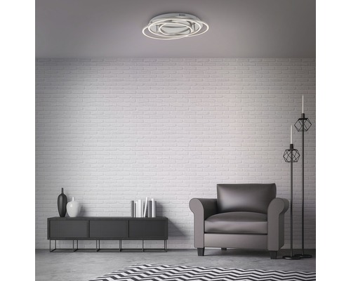 Vardagsrum med taklampa, fåtölj och skänk