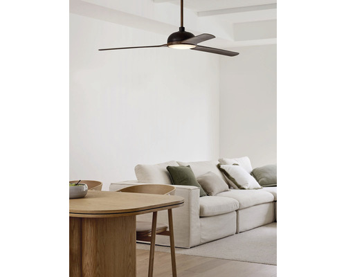 Takfläkt med belysning ovanför matbord och soffa