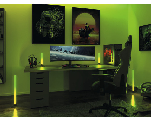 Spelrum med skrivbord, dator, spelstol, lampor och väggbilder